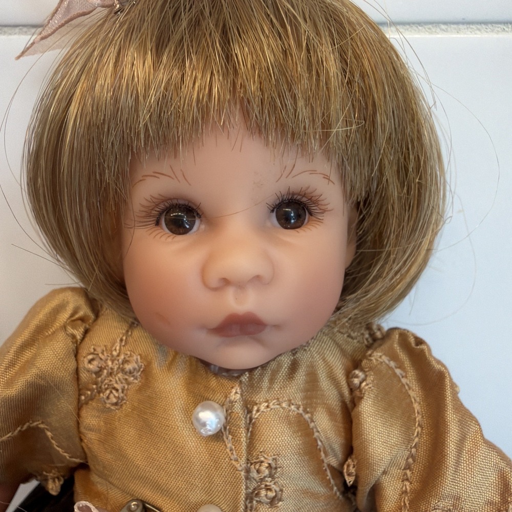 Lee Middleton Classic Miniatures 9" Hannah Doll Retired. No box or Stand